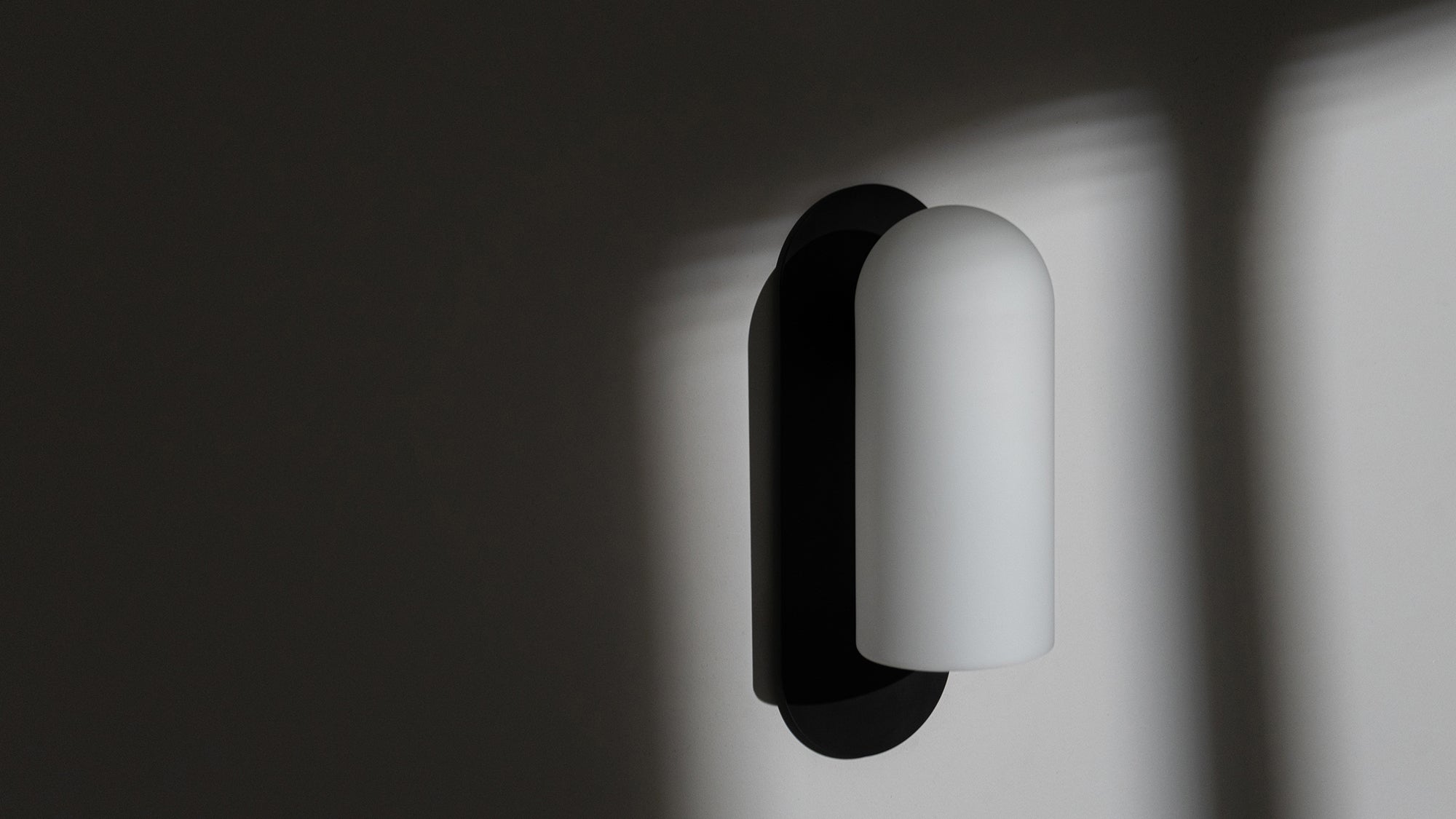 Schwung Odyssey Black Gunmetal Wall Light | Medium